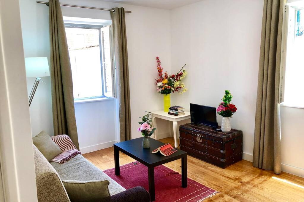 32 2 - Heart Of Lisbon Private Apartment, Bairro Alto Exterior photo